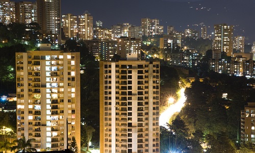alojarte en el poblado para realizar turismo en Medellin